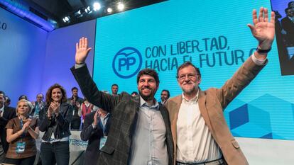 Mariano Rajoy junto a Fernando López Miras durante un momento del XVII Congreso Regional del Partido Popular en Murcia.
 
 