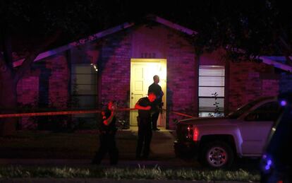 Policías precintan la escena del crimen en Plano, Dallas.