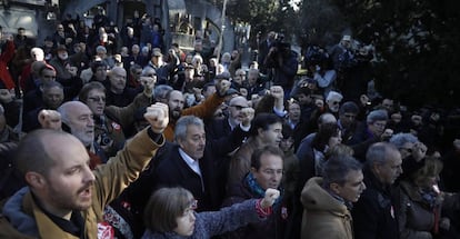 Un grupo de simpatizantes de UGT en el homenaje de Fraternidad Cívica frente al mausoleo de Pablo Iglesias, en el Cementerio Civil.