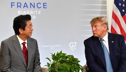 El primer ministro de Japón, Shinzo Abe (a la izquierda) y el presidente de EE UU, Donald Trump, durante un encuentro bilateral, este domingo.