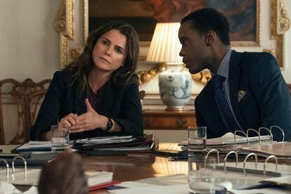 Keri Russell y Ato Essandoh, en una imagen de la serie 'La diplomática'.