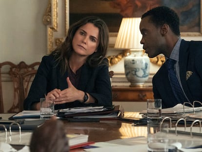 Keri Russell y Ato Essandoh, en una imagen de la serie 'La diplomática'.