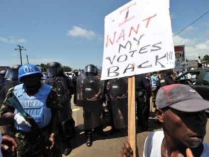 Un partidario del candidato presidencial Tubman protesta ante la polic&iacute;a liberiana y los cascos azules en Monrovia