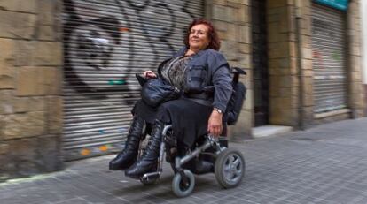 Carme Riu, presidenta de Dones no Estàndars, se desplaza por el centro de Barcelona.