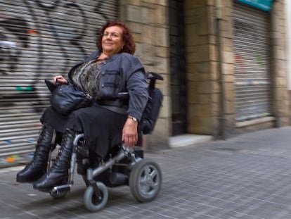 Carme Riu, presidenta de Dones no Est&agrave;ndars, se desplaza por el centro de Barcelona.