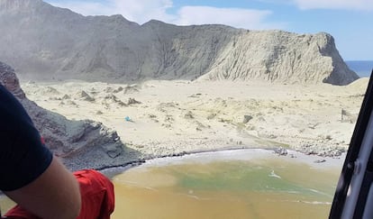 Imagen de la isla neozelandesa de White, donde erupcionó el volcán Whakaari, matando a al menos 16 personas.