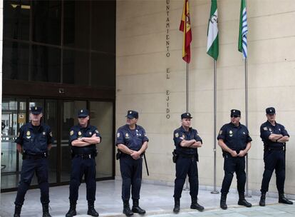 Agentes de la policía, ayer, a las puertas del Ayuntamiento de El Ejido mientras se realizaba el registro.