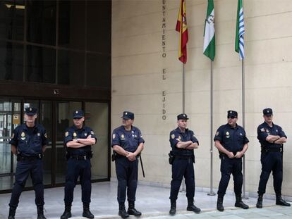 Agentes de la policía, ayer, a las puertas del Ayuntamiento de El Ejido mientras se realizaba el registro.