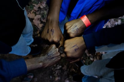 Los migrantes son marcados con rotulador con números que los identifican durante la inspección y el papeleo previo a su traslado a distintos centros de acogida en España.