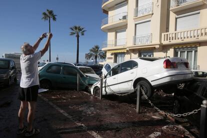 Un home fotografia les conseqüències de les inundacions a Canes.