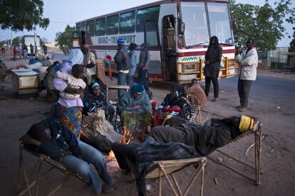 Pasajeros tras pasar la noche en un pueblo a pocos kilómetros de Segou. Esperando al mecánico para reparar una pieza de la dirección del autobús.