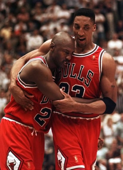 Quinto partido de los 'playoffs' de la final de 1997 ante Utah Jazz. Jordan y Scottie Pippen se abrazan a la conclusión del encuentro.