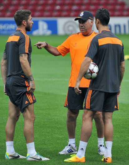 El técnico del Real Madrid, Carlo Ancelotti, da instrucciones a Sergio Ramos y Cristiano Ronaldo de cara al encuentro contra el Galatasaray. Como se puede ver en la imagen, el equipo español ya está entrenando con los colores que conforman su segunda equipación europea.