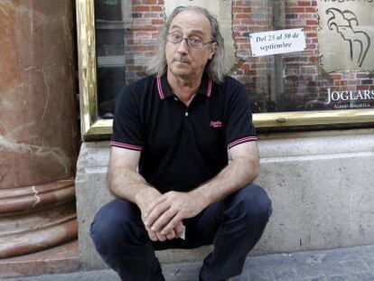 El director de Els Joglars, Ramon Fontser&eacute;, ayer ante un cartel del montaje de El Nacional, en Valencia. 