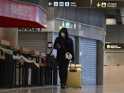 Un pasajero camina por el aeropuerto de Barajas, el año pasado, entre tiendas y bares cerrados.