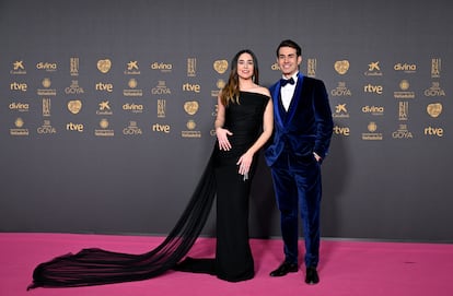 Candela Serrat y Daniel Muriel. Ella lleva un vestido de Luis Berrendero y joyas de Messika. 