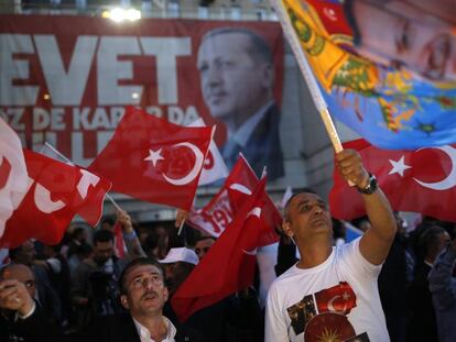 Apoiadores do “sim” à reforma constitucional pelas ruas de Istambul