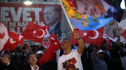 Partidarios del &quot;s&iacute;&quot; a la reforma constitucional por las calles de Estambul. 