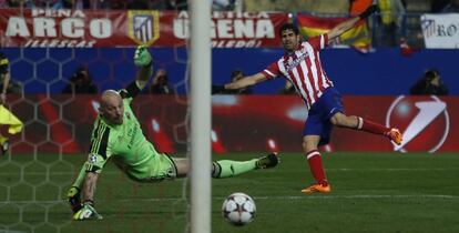 Costa cruza ante Abbiati para marcar su segundo gol.