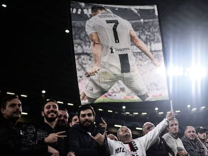 Aficionados de la Juventus sostienen un póster de Cristiano Ronaldo. 