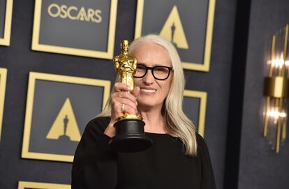 Jane Campion, con el Oscar a mejor dirección por 'El poder del perro'.