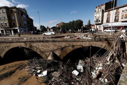 Vista de un puente en la localidad navarra de Tafalla en el que se acumulan restos materiales arrastrados por las lluvias.