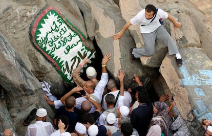 Peregrinos musulmanes visitan la cueva Hera, donde los musulmanes creen que el profeta Mahoma recibió las primeras palabras del Corán a través de Gabriel, en la cima del monte Jabal al-Nour, en la ciudad sagrada de La Meca (Arabia Saudí).