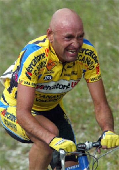 Pantani volvió a la competición en mayo de 2003 pero era otro. Había engordado notablemente -en octubre del año pasado confesó que tenía 15 kilos de más- e incluso se había operado sus famosas orejas de soplillo. Pero, pese a no estar en su mejor forma, acabó el Giro de ese año en la 14ª posición.