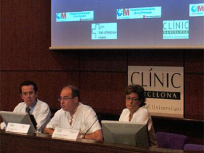 La doctora Magda Campins, del Valle Hebron, junto a los del Clínico de Barcelona Josep Maria Bayas y Antonio Trillo.