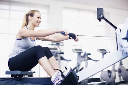 A medio camino entre las máquinas de cardio y fuerza, el remo es sencillo pero muy efectivo a la hora de quemar calorías. “Es una máquina en la que se está sentado y que también guía el movimiento, por lo que el equilibrio está asegurado, pero al hacer fuerza con brazos y piernas a la vez también se está involucrando más masa muscular y quemando más calorías”, explica Juan Ruiz López. De todas maneras, aunque es fácil de usar, hay que asegurarse de que la posición es la correcta para sacarle al aparato el máximo de beneficio. Un estudio publicado en <a href="https://www.ncbi.nlm.nih.gov/pmc/articles/PMC3796848/" target="_blank"> 'Journal of Human Kinetics'</a> sugiere que hay que imitar el gesto de los regatistas profesionales, porque quemará más calorías -en concreto, un 15% más- y evitará lesiones. El cuerpo tiene que formar un ángulo de 145 grados cuando se incline hacia atrás, en el punto justo en el que se termina el movimiento de la máquina, a medio camino entre la posición horizontal y la vertical.