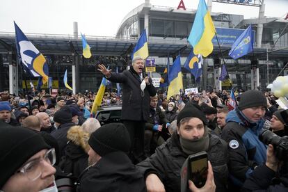 El expresidente ucraniano Petro Poroshenko habla con sus seguidores a su llegada al aeropuerto internacional Zhuliany, en las afueras de Kiev, Ucrania.