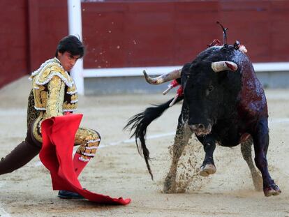 Ángel Téllez da un pase a su segundo toro, este jueves, en Las Ventas.