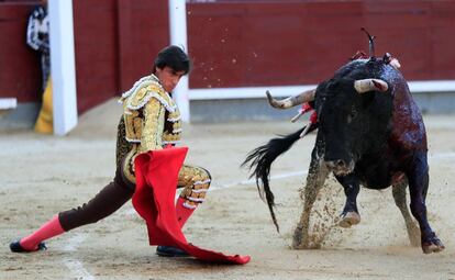 Ángel Téllez da un pase a su segundo toro, este jueves, en Las Ventas.
