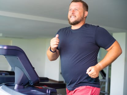 Un hombre con sobrepeso, una de las comorbilidades que puede acarrear la psoriasis.