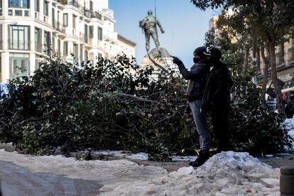 Los vendedores del Rastro no pudieron poner el domingo sus puestos porque aún no se había retirado la nieve.