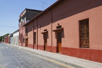 El colorido Barrio Yungay, ubicado a pocos pasos de la animada avenida Alameda y barrio Brasil, está en alza. Con el estatus de patrimonio nacional como el primer barrio planificado de la capital chilena, ha tenido una reputación vanguardista en los últimos años. Pero Yungay ahora se ha convertido en un imán para los jóvenes y de moda: incluso el presidente millennial de Chile, Gabriel Boric, decidió mudarse a esta zona en marzo de 2022. Aparte de los nuevos residentes ilustres, los lugareños de clase trabajadora pasean junto a creativos bohemios en bulevares como Lavaud, revestido con una diversa gama de fachadas barrocas, Bauhaus y 'art deco'. Acoge a varios museos y el exuberante espacio verde del Parque Quinta Normal, mientras que surgen restaurantes que sirven comida chilena tradicional junto con pizzerías de corte moderno, como Selvaggio Bakery, y cafés especiales. Se puede comenzar con un café en Brunet antes de rastrear los oscuros años de la dictadura de Chile en el Museo de la Memoria y los Derechos Humanos. Para el almuerzo, Casa Kiltro antes de comprar algunas antigüedades (y tal vez un corte de cabello) en el Museo Peluquería Francesa, o una pinta de selección de 100 cervezas artesanales fuertes en Yungay Viejo.