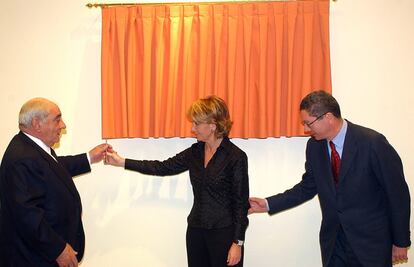 El presidente del Consejo de Administración del Corte Inglés, Isidoro Álvarez, Esperanza Aguirre y Alberto Ruiz-Gallardón, durante la inauguración del centro que El Corte Inglés en Sanchinarro en Madrid, el 27 de noviembre de 2003.