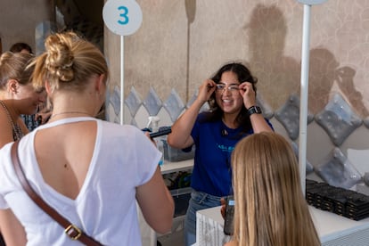 Mireya Cerda, trabajadora de atención al visitante de la Casa Batlló en su puesto de trabajo.