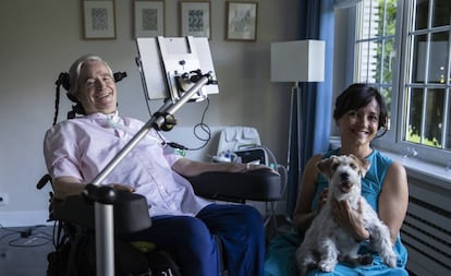 Francisco Luzón e sua esposa, María José Arregui, com o cachorro Lucas em sua casa em Madri.