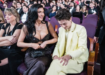 El proceso (arrumacos en las gradas, pero no frente a los fotógrafos) se repitió varias veces en la pasada temporada de premios en la que Chalamet se posicionó entre los favoritos por su interpretación de Bob Dylan en ‘Un completo desconocido’. Fue nominado al Oscar, al Globo de Oro, al Bafta o a los premios de la crítica y ganó el galardón del sindicato de actores.