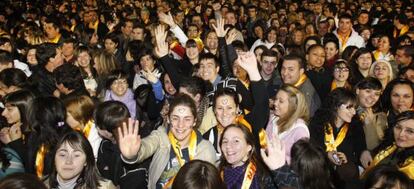Público del concierto de la orquesta Panorama en abril de 2009, durante la Gala contra el Cáncer, en el Campo da Feira de Ordes.