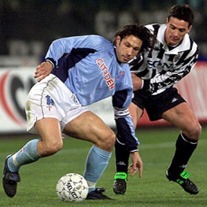 Mostovoi, acosado por Mirkovic, del Juventus, en un partido con el Celta.