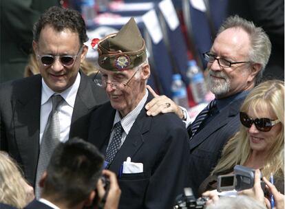 El actor Tom Hanks y el director de cine Steven Spielberg han acudido hoy a los actos de homenaje a los veteranos de guerra que participaron en el Desembarco de Normandía, fundamental en la victoria de los aliados en la II Guerra Mundial. Hoy se cumplen 65 años de aquel hecho fundamental para la Historia.