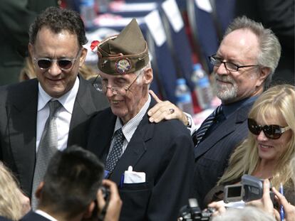 El actor Tom Hanks y el director de cine Steven Spielberg han acudido hoy a los actos de homenaje a los veteranos de guerra que participaron en el Desembarco de Normandía, fundamental en la victoria de los aliados en la II Guerra Mundial. Hoy se cumplen 65 años de aquel hecho fundamental para la Historia.