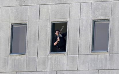 Un hombre armado, en una ventana del edificio del Parlamento en Teherán.