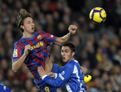Victor Ruiz, del Espanyol, disputa un balón en un debir de Barcelona el año pasado.