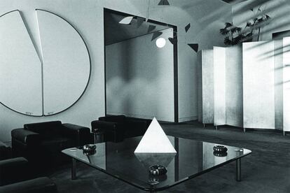 Simetría en la decoración, minimalismo en las paredes y en el techo una obra de Calder.