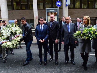D'esquerra a dreta (al centre de la imatge) Valls, primer ministre francès, Michel, primer ministre belga, i Juncker, president de la Comissió, aquest dimecres a Brussel·les.