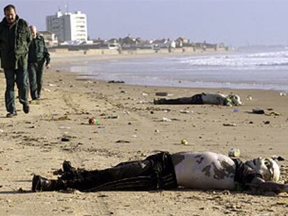 El cadáver de un inmigrante yace en la playa de El Buzo, en Rota (Cádiz).