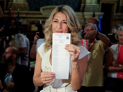 Spain's left-wing Sumar leader Yolanda Diaz shows a ballot as she votes for the general snap election, in Madrid, Spain, July 23, 2023. REUTERS/Vincent West